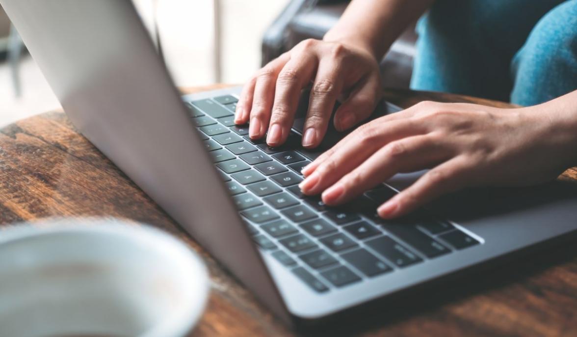 Espace de travail moderne pour la formation en rédaction web et SEO