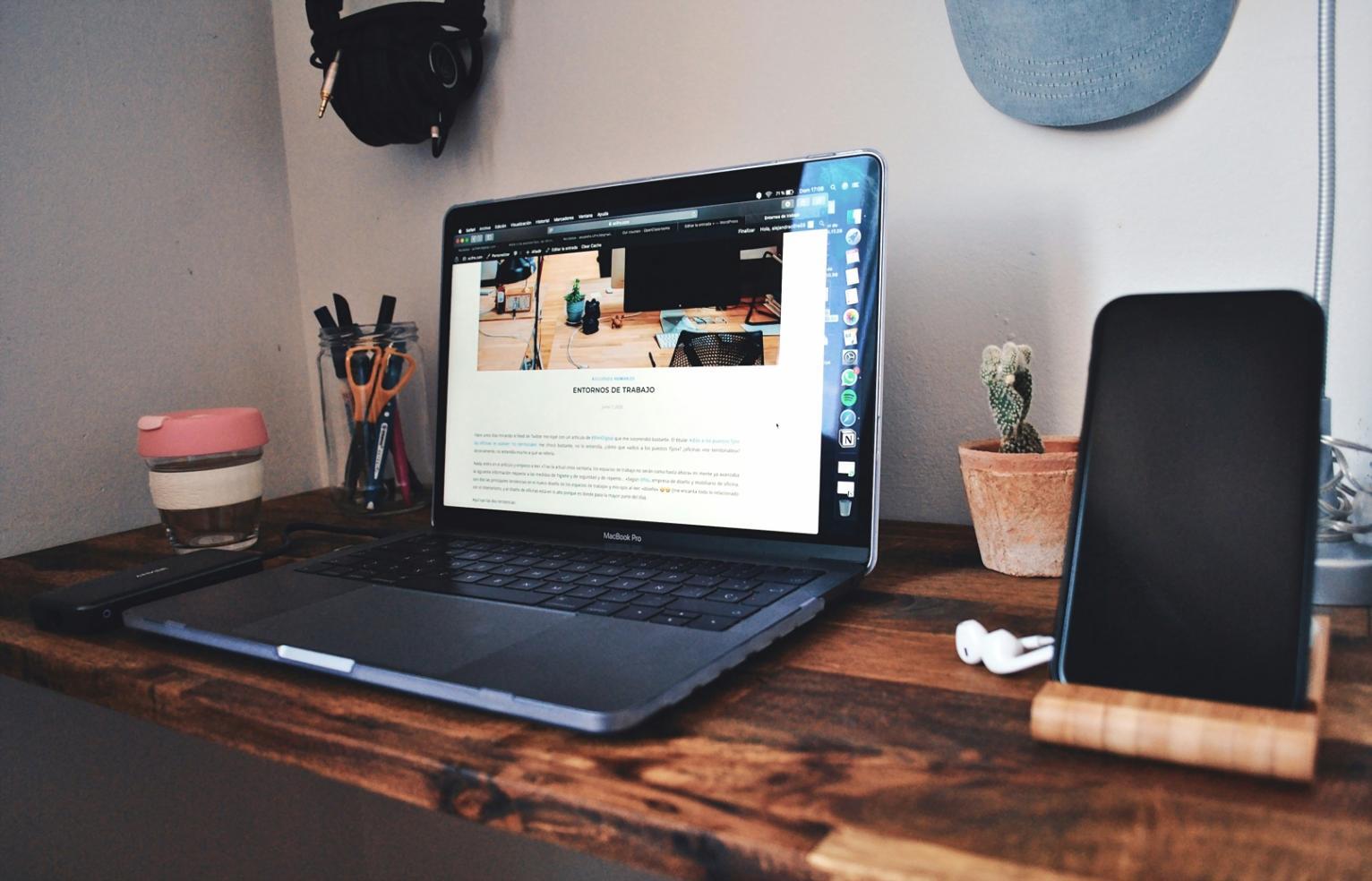 Analyse de données SEO et stratégie de contenu sur écrans multiples