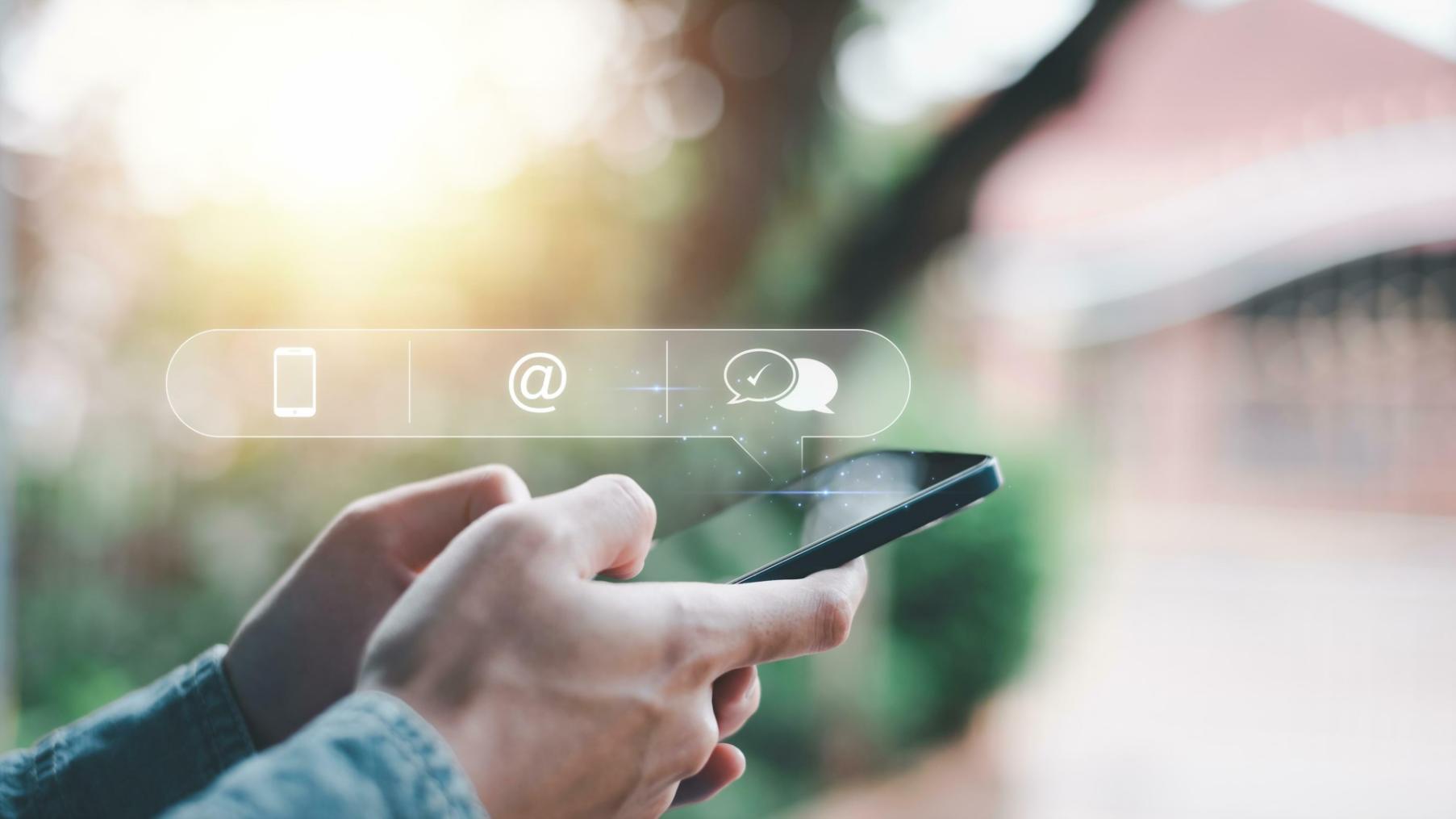 Espace de travail collaboratif avec écrans affichant des outils SEO et documents de stratégie éditoriale